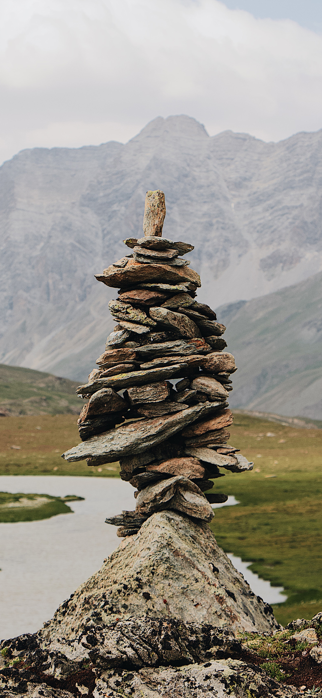 [2436×1125]郊外 山峰 石头 堆叠 苹果手机壁纸图片