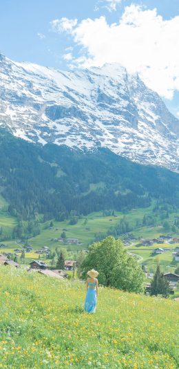 [2436x1125]郊外 山峰 草坪 女孩背影 美景 苹果手机壁纸图片