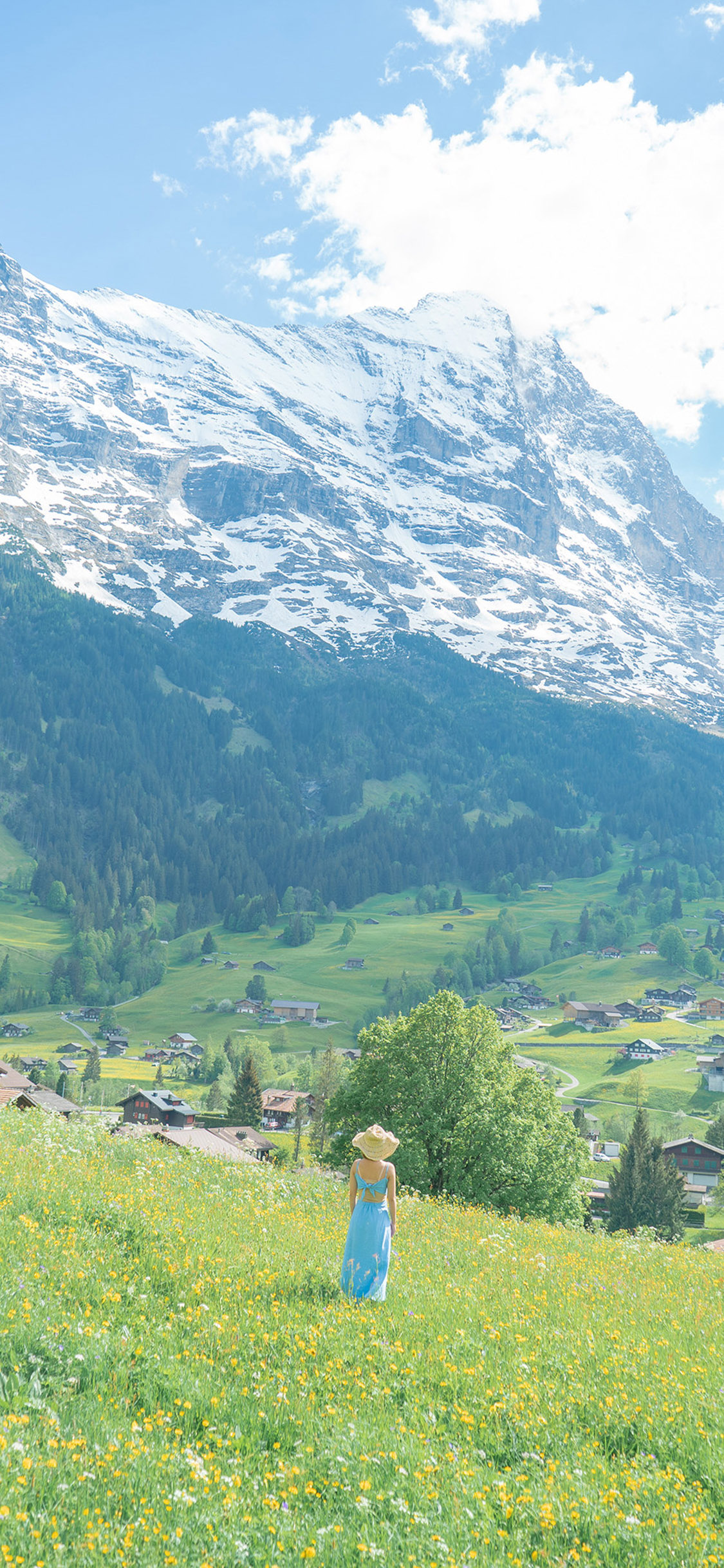 [2436×1125]郊外 山峰 草坪 女孩背影 美景 苹果手机壁纸图片