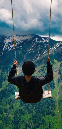 [2436x1125]郊外 山峰美景 秋千 背影 苹果手机壁纸图片