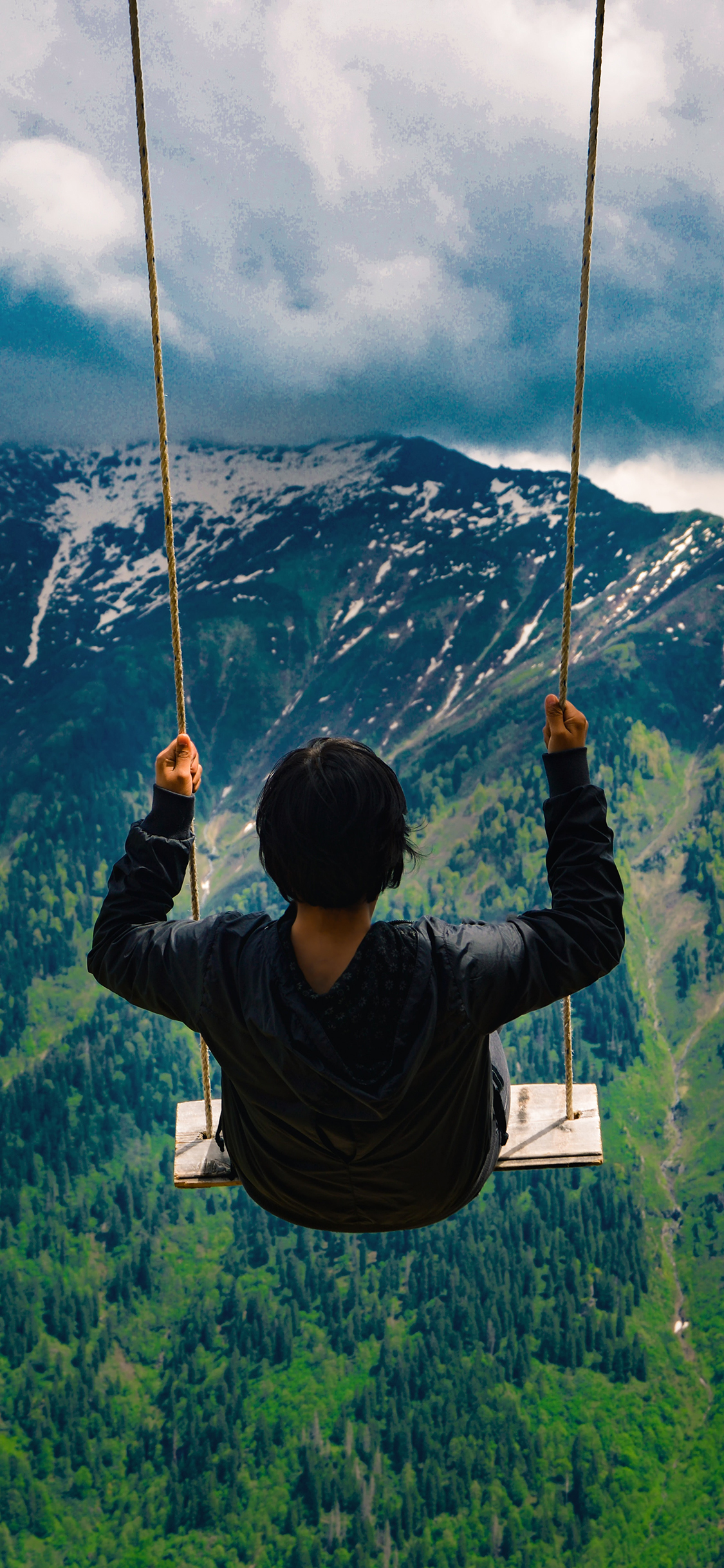[2436×1125]郊外 山峰美景 秋千 背影 苹果手机壁纸图片