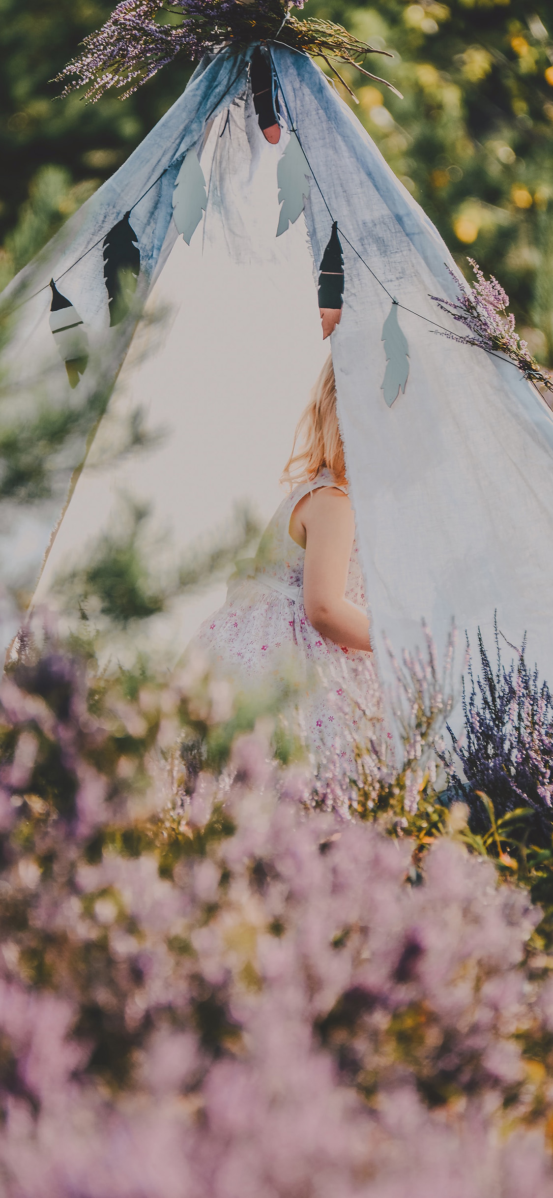 [2436×1125]郊外 帐篷 小女孩 鲜花 苹果手机壁纸图片