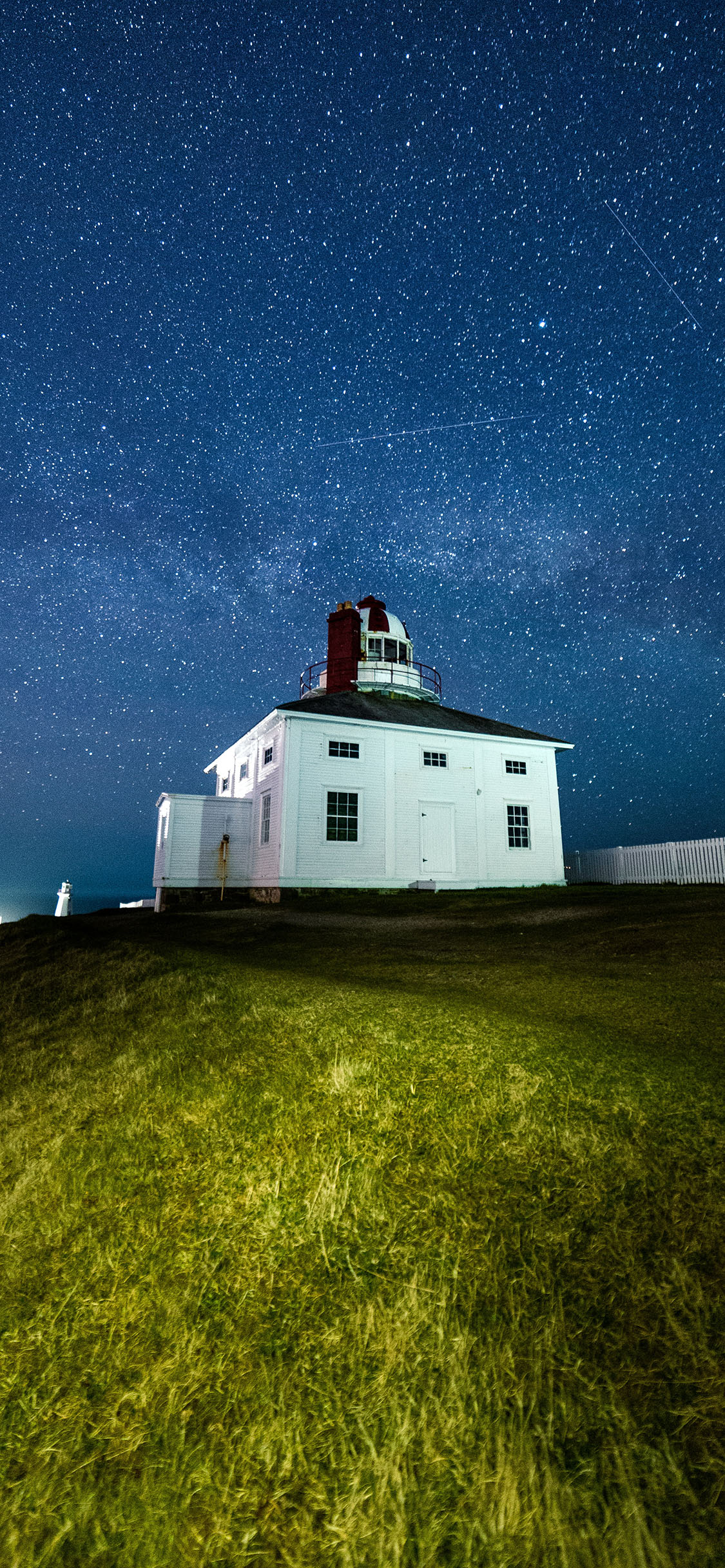 [2436×1125]郊外 建筑 草坪 星空 夜景 苹果手机壁纸图片