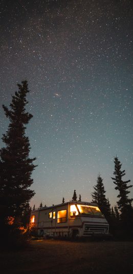 [2436x1125]郊外 星空 夜景 房车 灯光 苹果手机壁纸图片