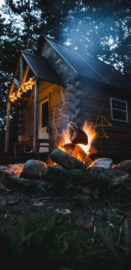 [2436x1125]郊外 木屋 火堆 燃烧 苹果手机壁纸图片