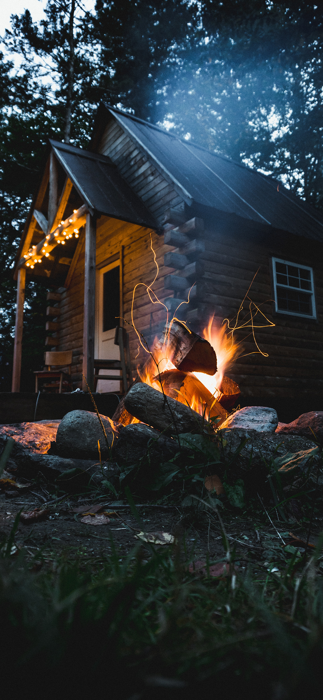 [2436×1125]郊外 木屋 火堆 燃烧 苹果手机壁纸图片