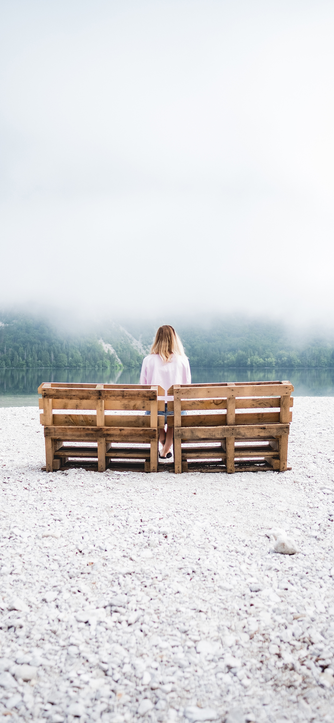 [2436×1125]郊外 木椅 烟雾 女孩背影 苹果手机壁纸图片