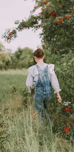 [2436x1125]郊外 树木 鲜花 女孩背影 苹果手机壁纸图片