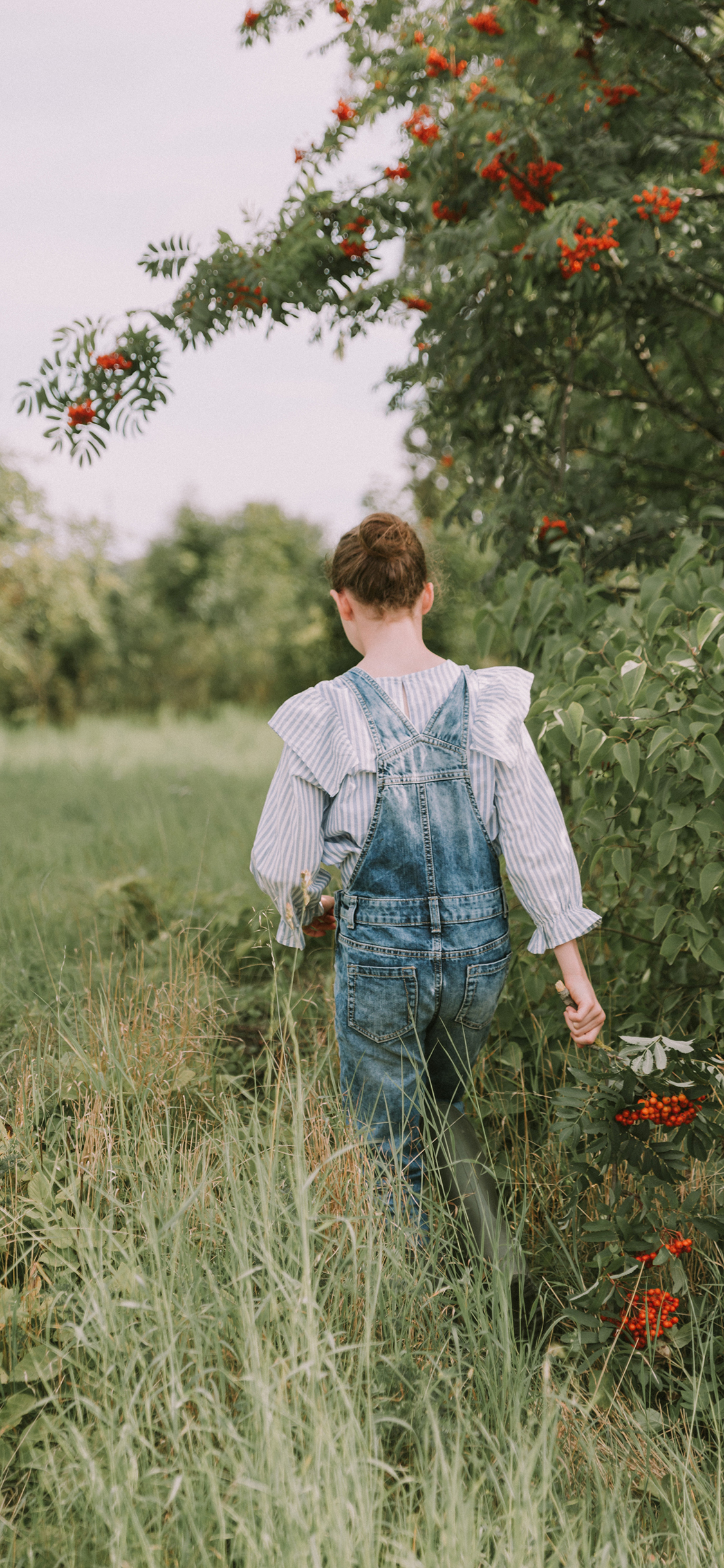 [2436×1125]郊外 树木 鲜花 女孩背影 苹果手机壁纸图片
