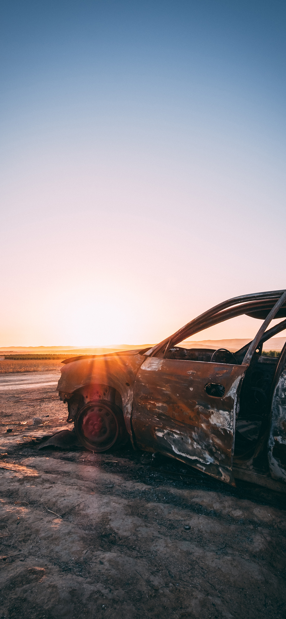 [2436×1125]郊外 汽车 报废 风景 苹果手机壁纸图片