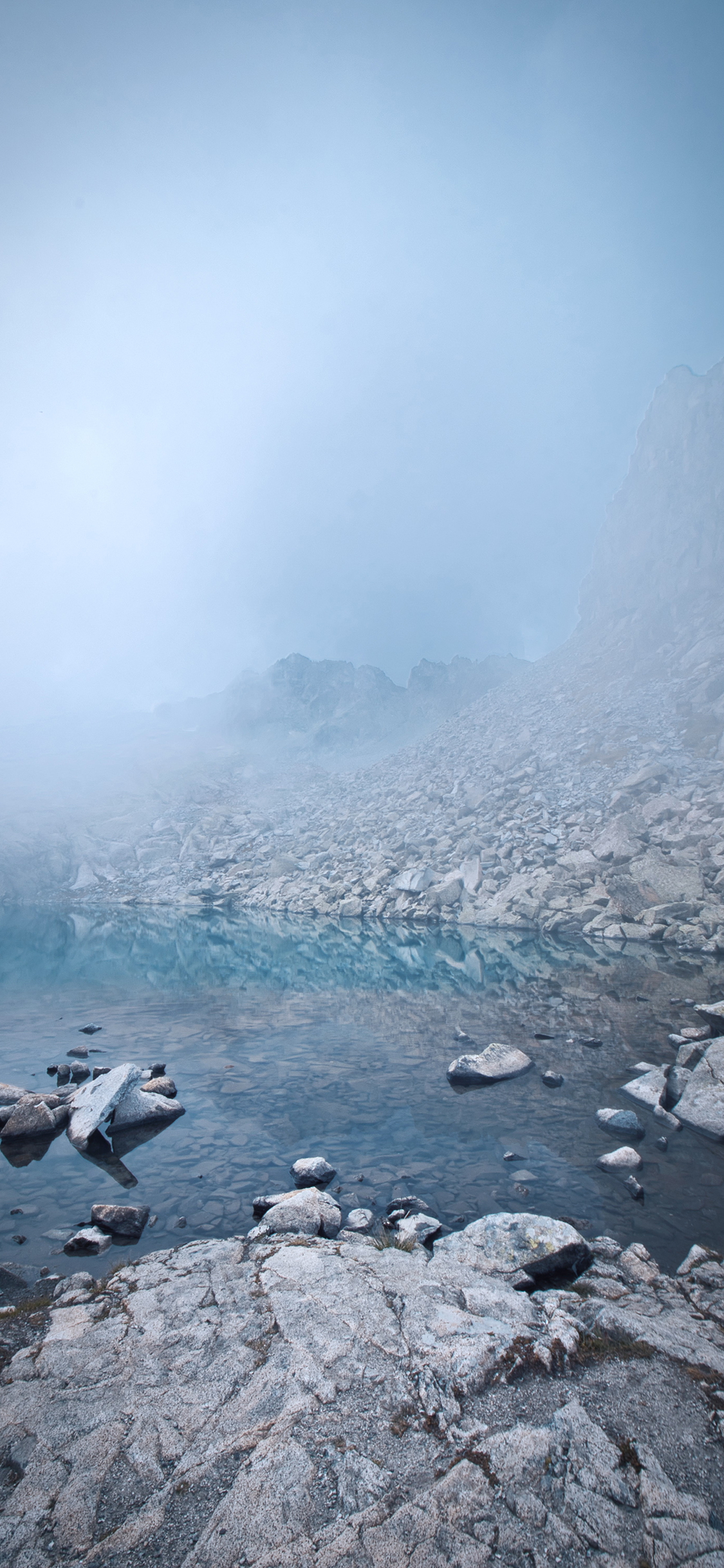 [2436×1125]郊外 湖泊 石块 自然 苹果手机壁纸图片