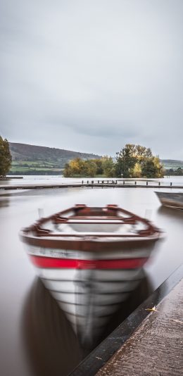 [2436x1125]郊外 湖泊 船只 风景 苹果手机壁纸图片