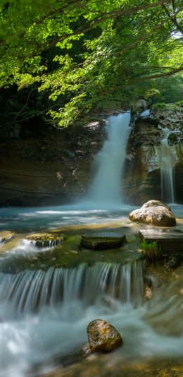 [2436x1125]郊外 瀑布 河流 石头 苹果手机壁纸图片
