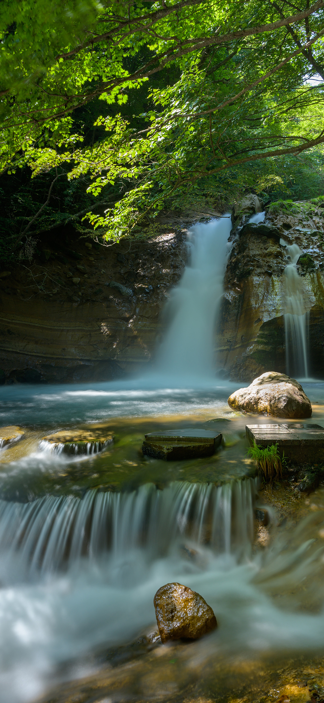 [2436×1125]郊外 瀑布 河流 石头 苹果手机壁纸图片