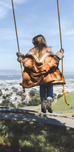 [2436x1125]郊外 秋千 女孩 背影 苹果手机壁纸图片