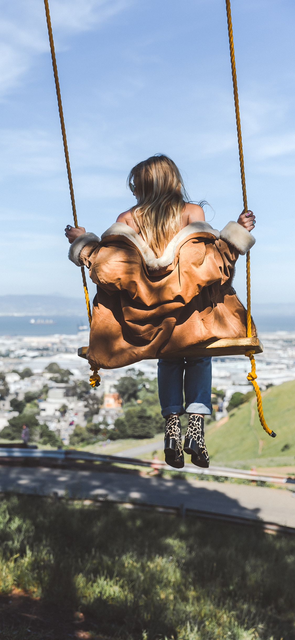 [2436×1125]郊外 秋千 女孩 背影 苹果手机壁纸图片