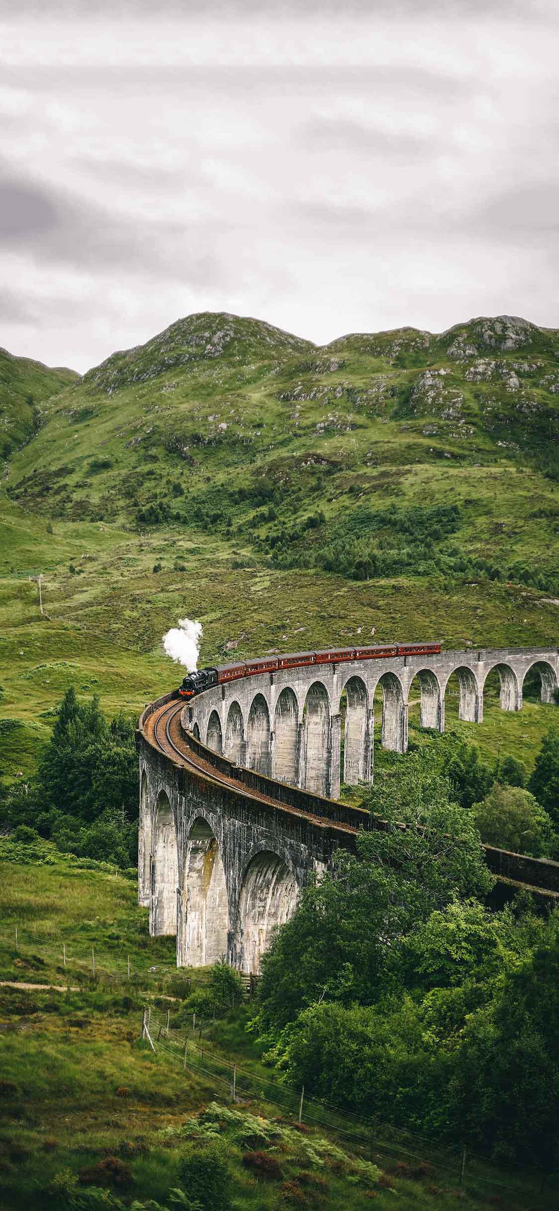 [2436×1125]郊外 绿植 火车轨道 行驶 苹果手机壁纸图片