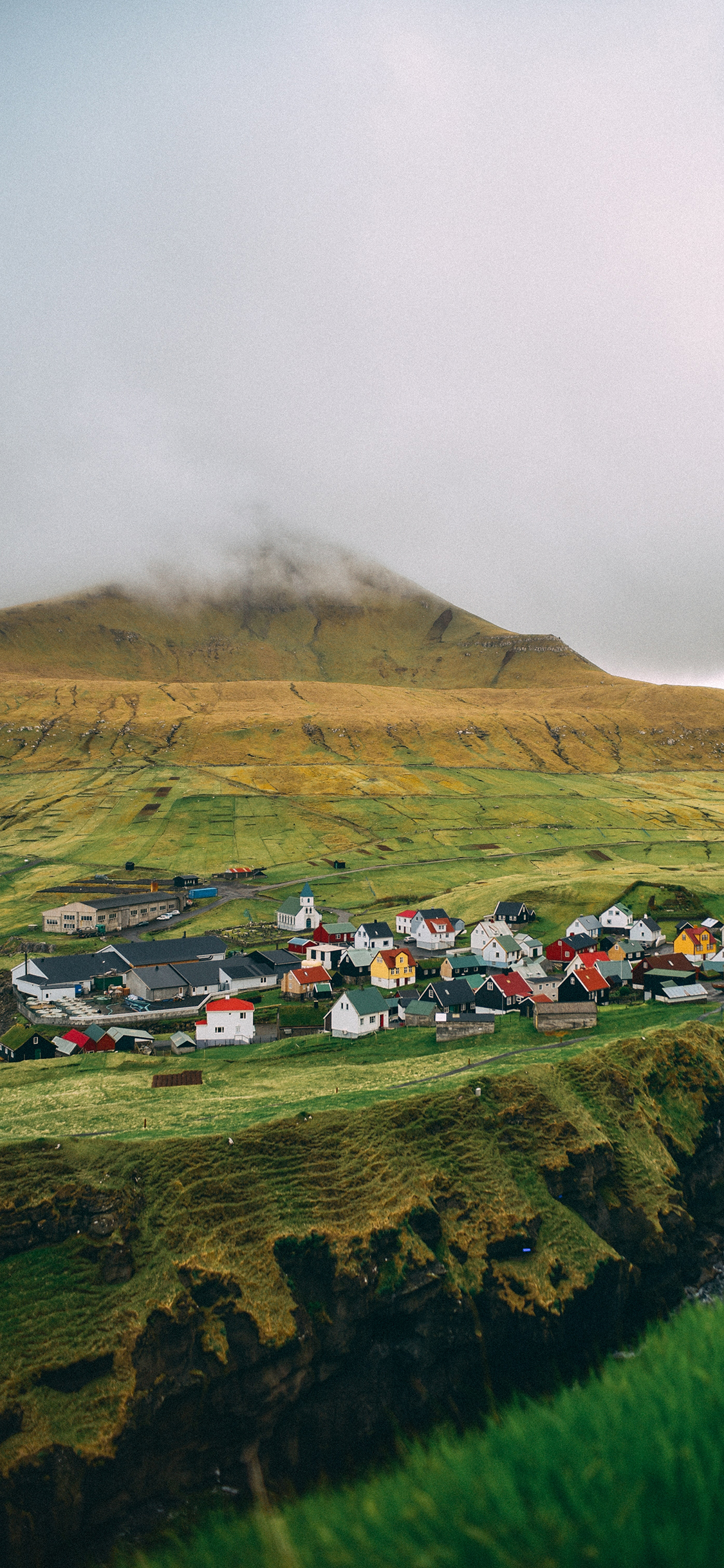 [2436×1125]郊外 美景 山峰 草坪 房屋 自然 苹果手机壁纸图片