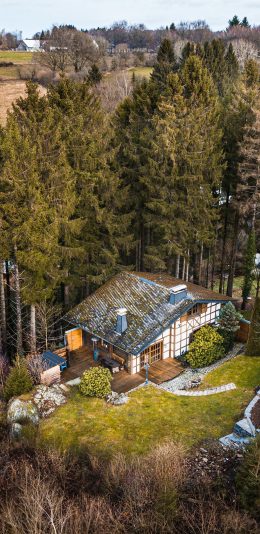 [2436x1125]郊外 航拍 木屋 度假 庭院 苹果手机壁纸图片