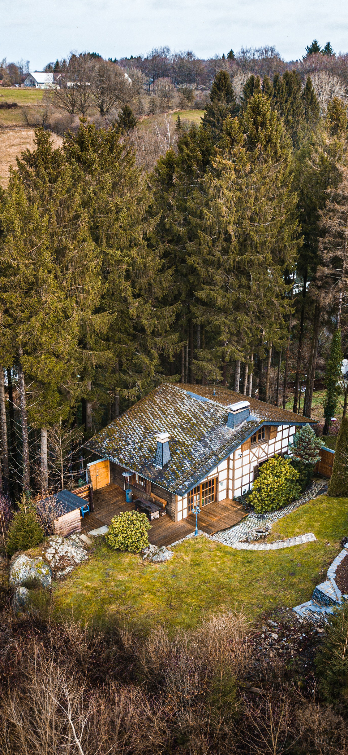 [2436×1125]郊外 航拍 木屋 度假 庭院 苹果手机壁纸图片