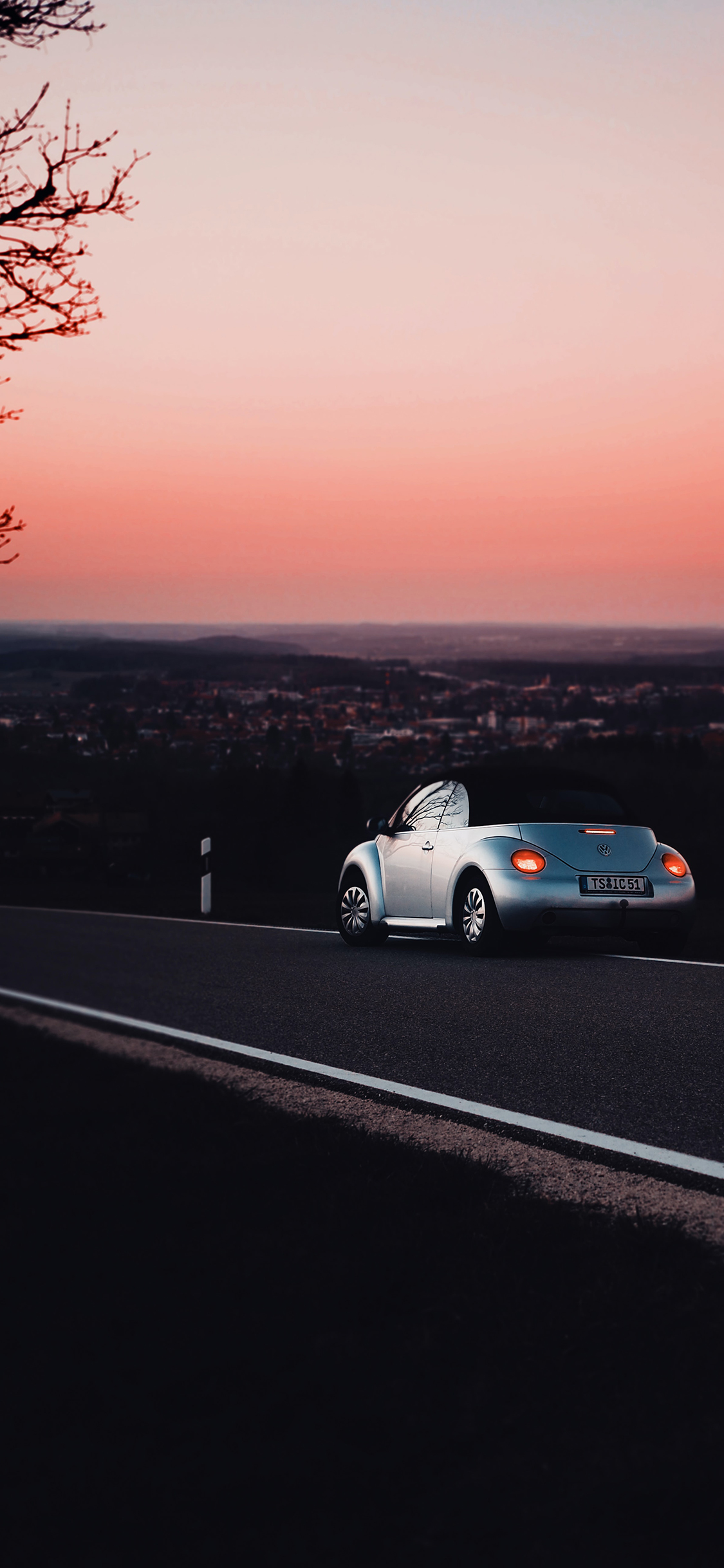 [2436×1125]郊外 落日 红霞 小汽车 苹果手机壁纸图片