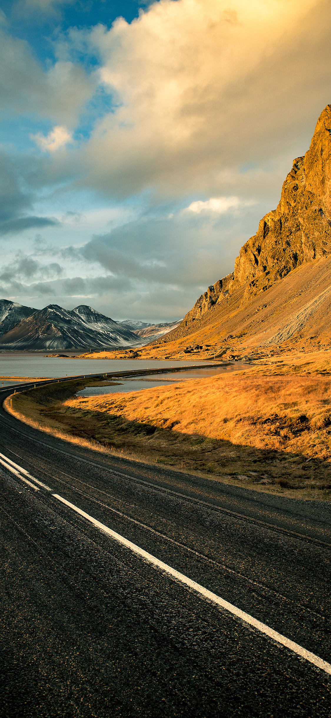 [2436×1125]郊外 蓝天白云 山峰 车道 苹果手机壁纸图片