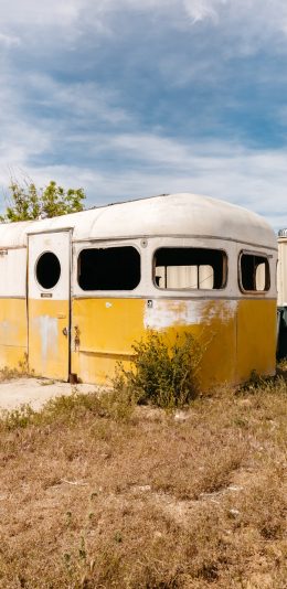 [2436x1125]郊外 蓝天白云 废弃汽车 美景 苹果手机壁纸图片