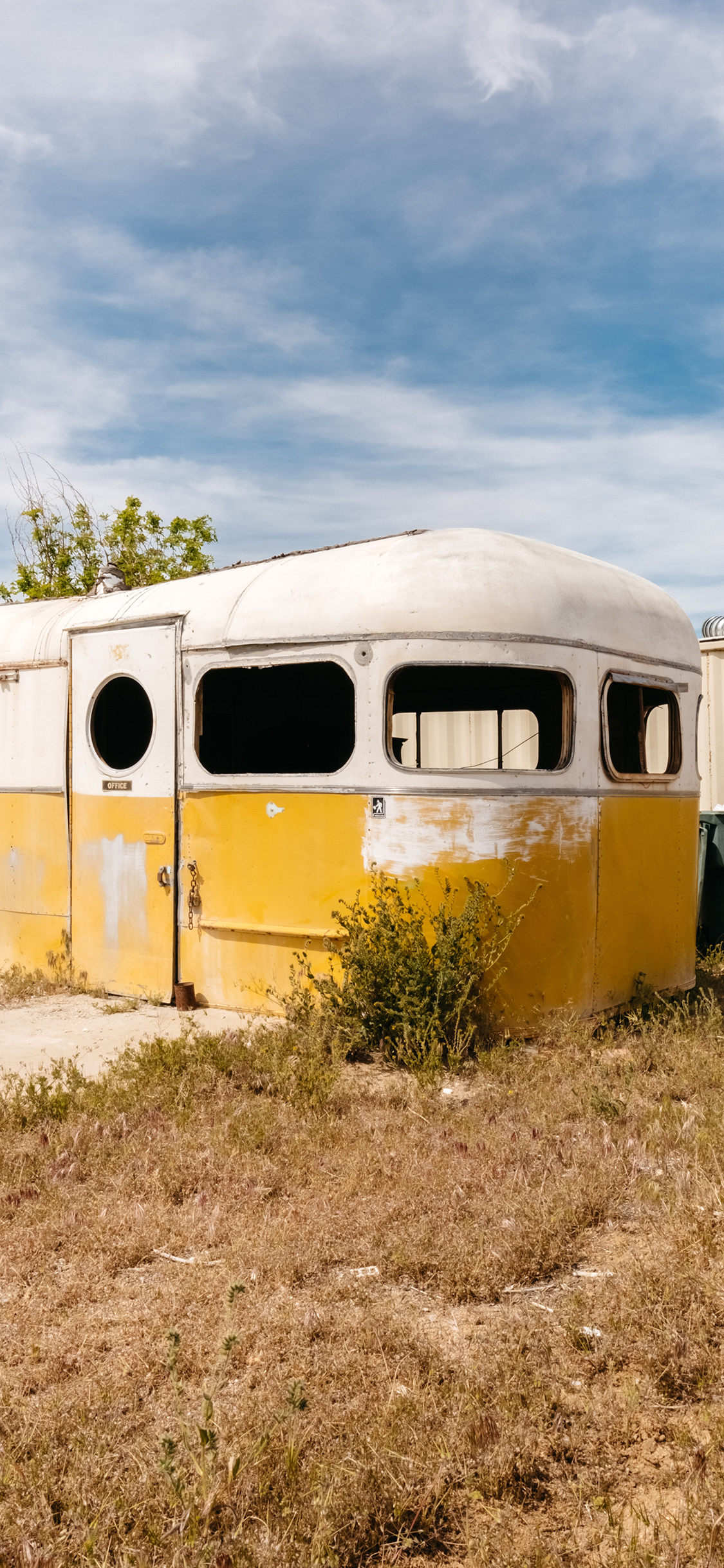 [2436×1125]郊外 蓝天白云 废弃汽车 美景 苹果手机壁纸图片