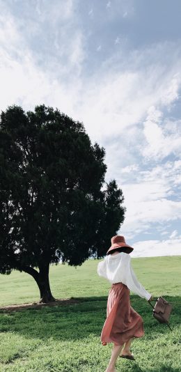 [2436x1125]郊外 蓝天白云 树木草地 女孩背影 苹果手机壁纸图片
