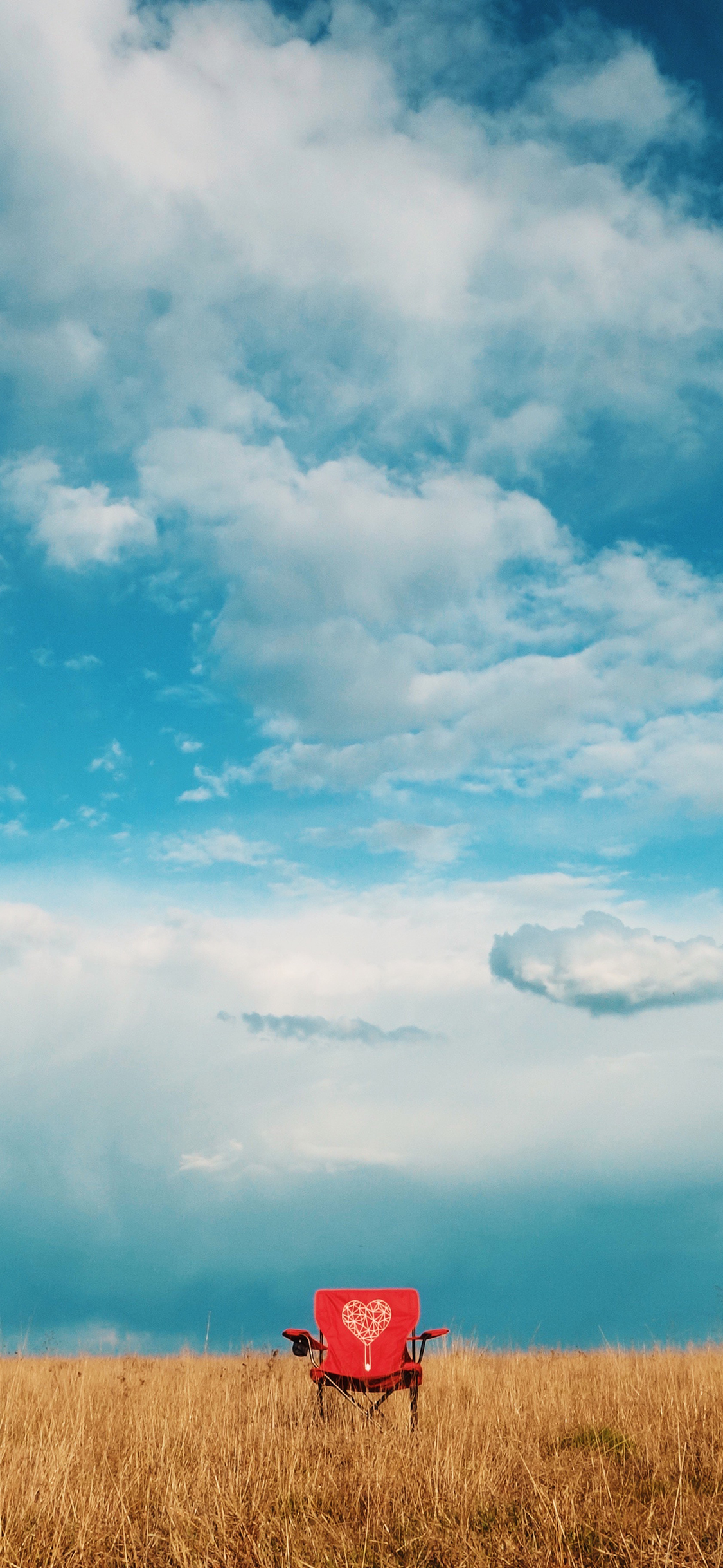 [2436×1125]郊外 蓝天白云 草丛 椅子 爱心 苹果手机壁纸图片