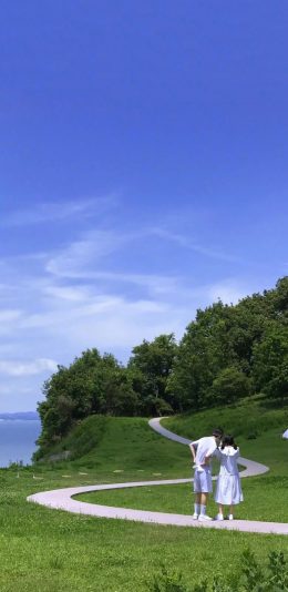 [2436x1125]郊外 蓝天白云 草坪 美景 情侣 苹果手机壁纸图片