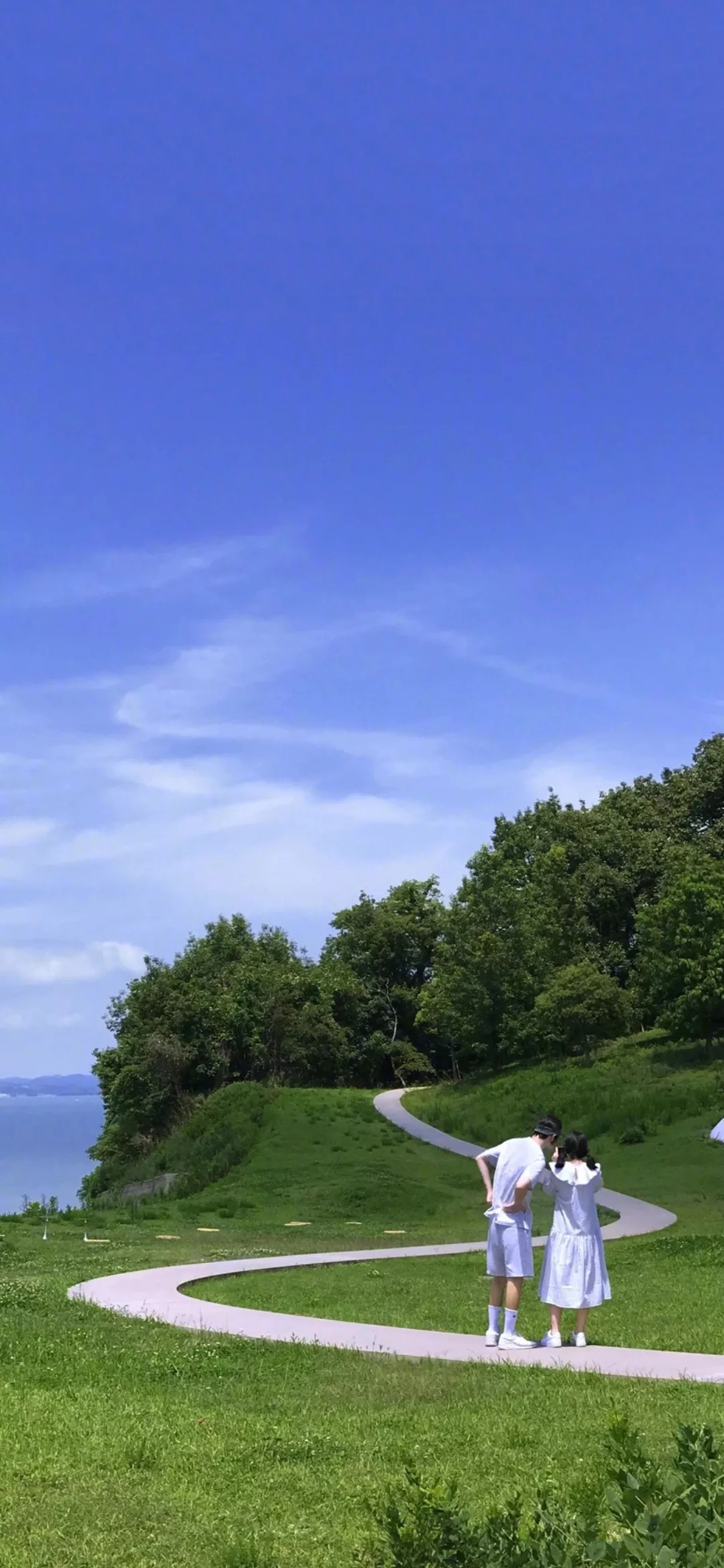 [2436×1125]郊外 蓝天白云 草坪 美景 情侣 苹果手机壁纸图片