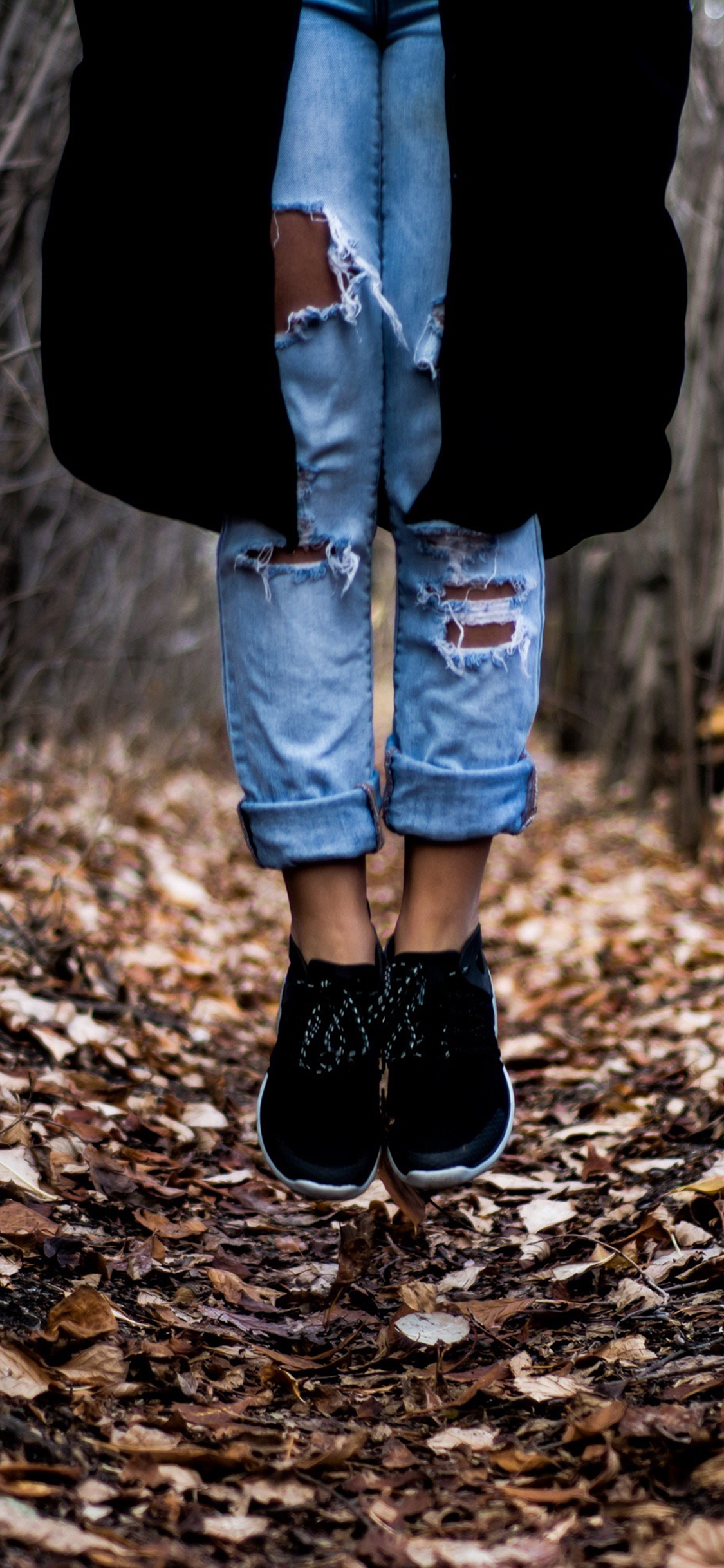 [2436×1125]野外 森林 牛仔裤 运动鞋 落叶 苹果手机壁纸图片