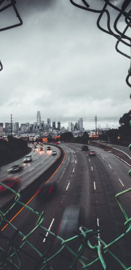 [2436x1125]钢丝网 道路 车水马龙 苹果手机壁纸图片