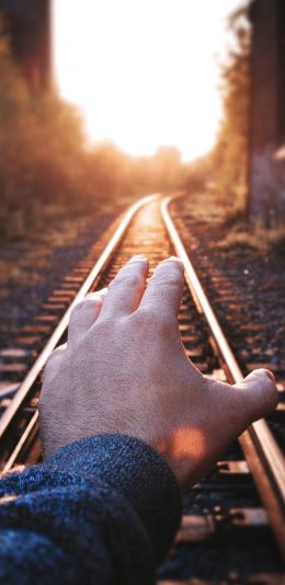 [2436x1125]铁路 手 阳光 铁轨 太阳 苹果手机壁纸图片