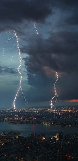 [2436x1125]闪电 城市 乌云 自然现象 天气 苹果手机壁纸图片