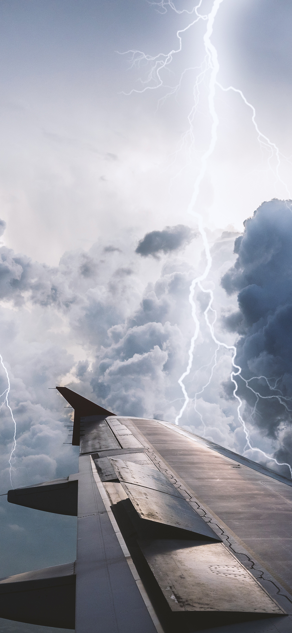 [2436×1125]闪电 飞机 机翼 天空 苹果手机壁纸图片