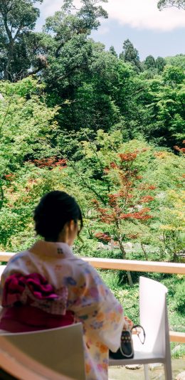 [2436x1125]阳台 女孩 和服 背影 树木 自然风光 苹果手机壁纸图片
