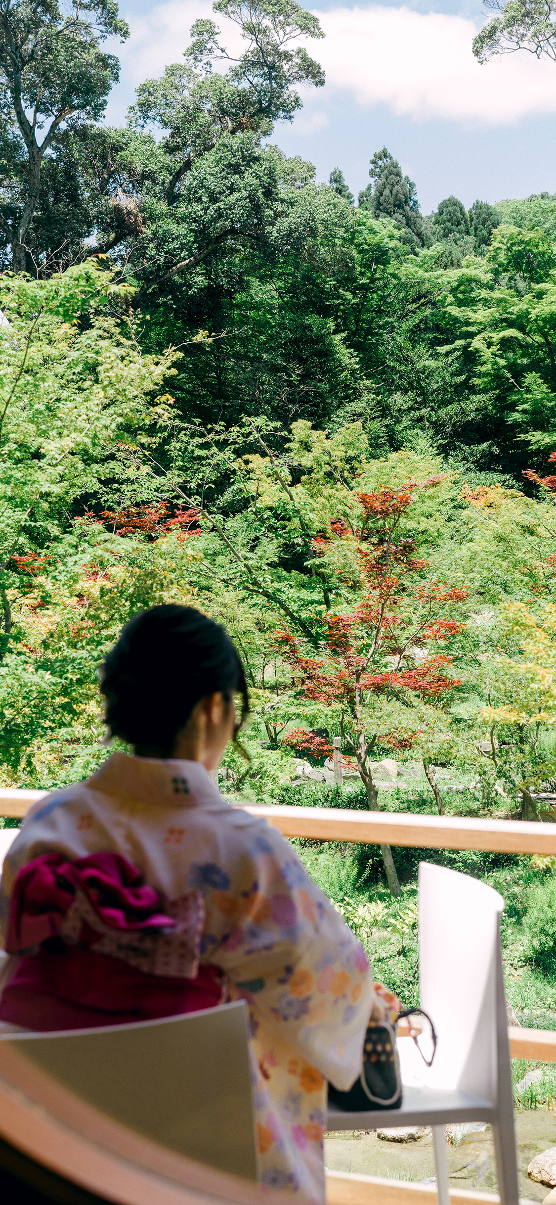[2436×1125]阳台 女孩 和服 背影 树木 自然风光 苹果手机壁纸图片