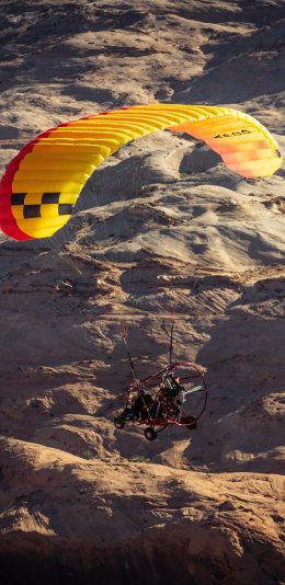 [2436x1125]降落伞 场地 野外 荒野 苹果手机壁纸图片