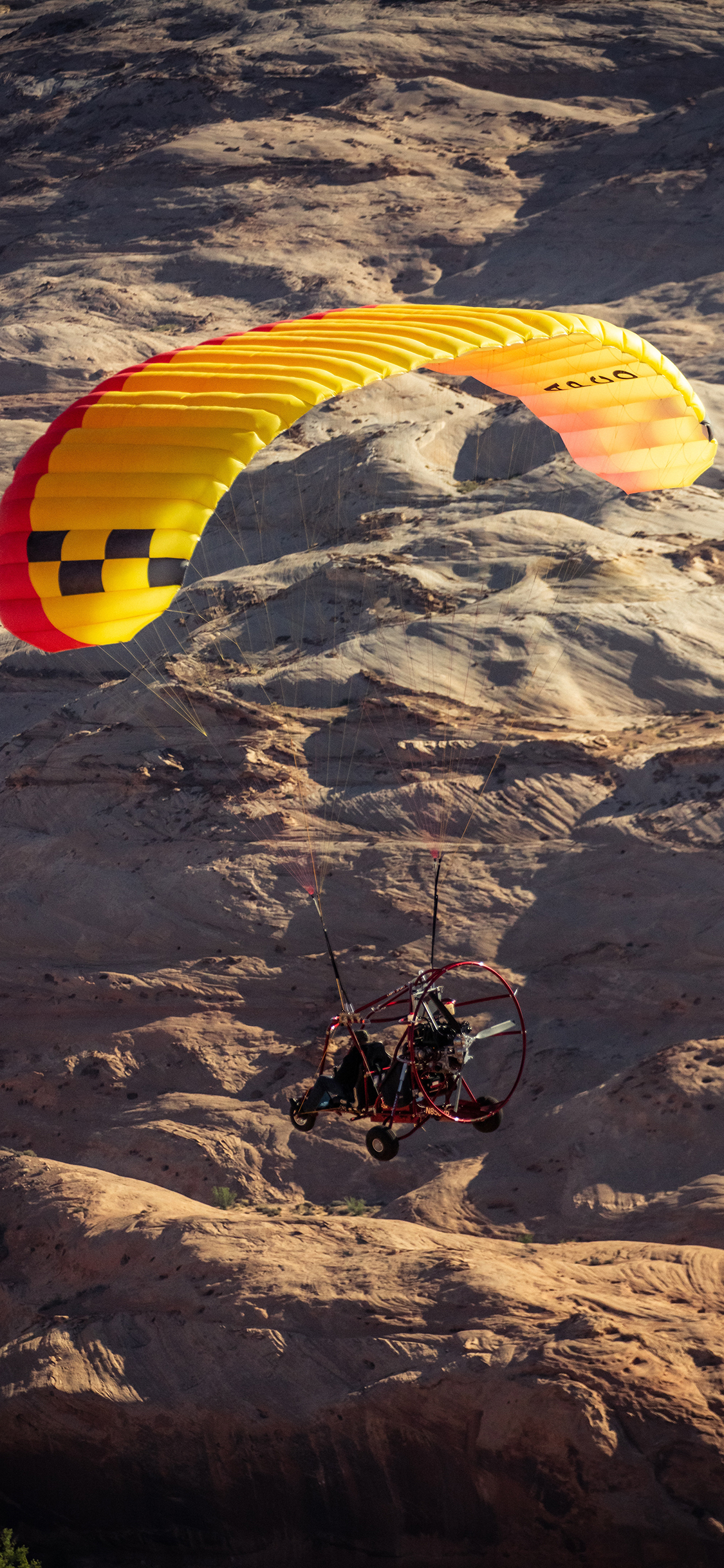 [2436×1125]降落伞 场地 野外 荒野 苹果手机壁纸图片