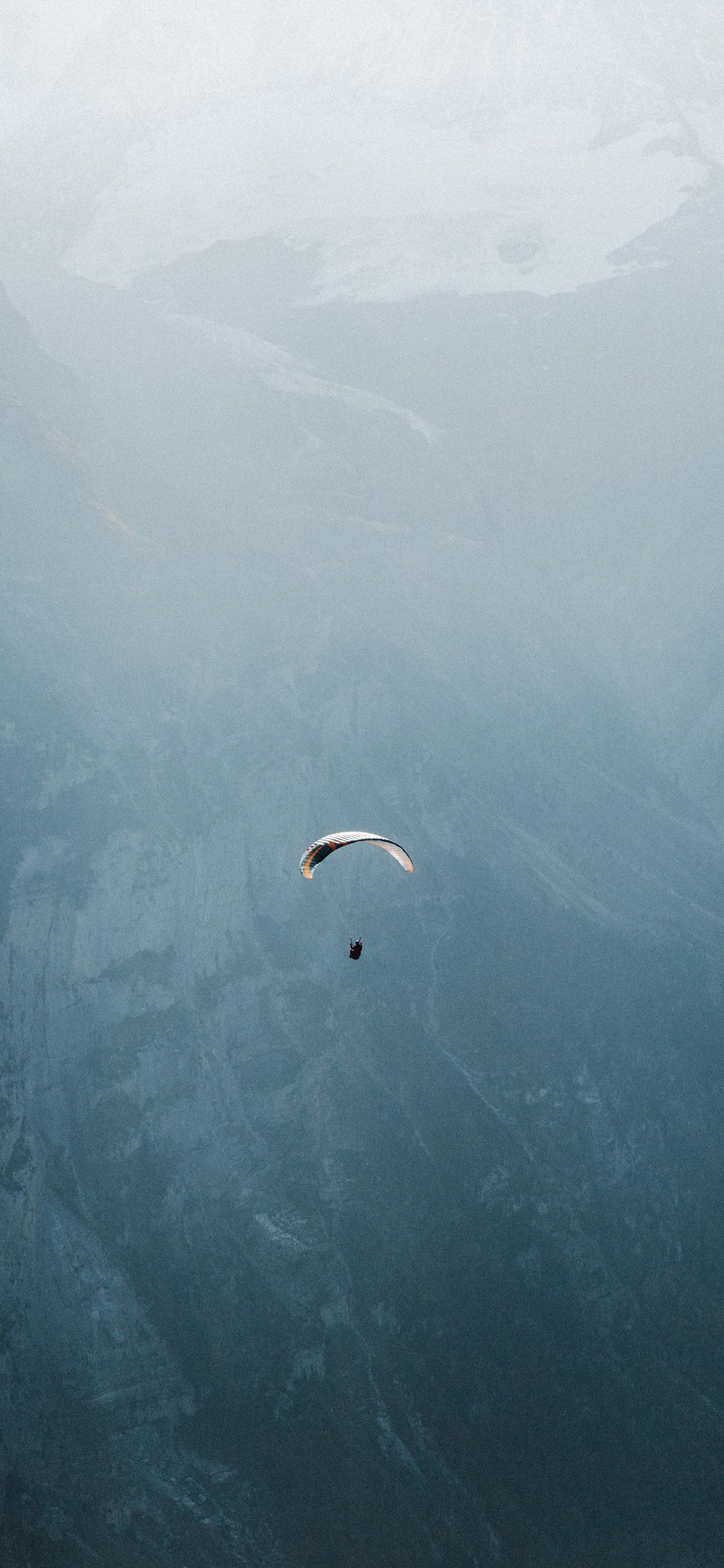 [2436×1125]降落伞 高空 高山 竞技 苹果手机壁纸图片