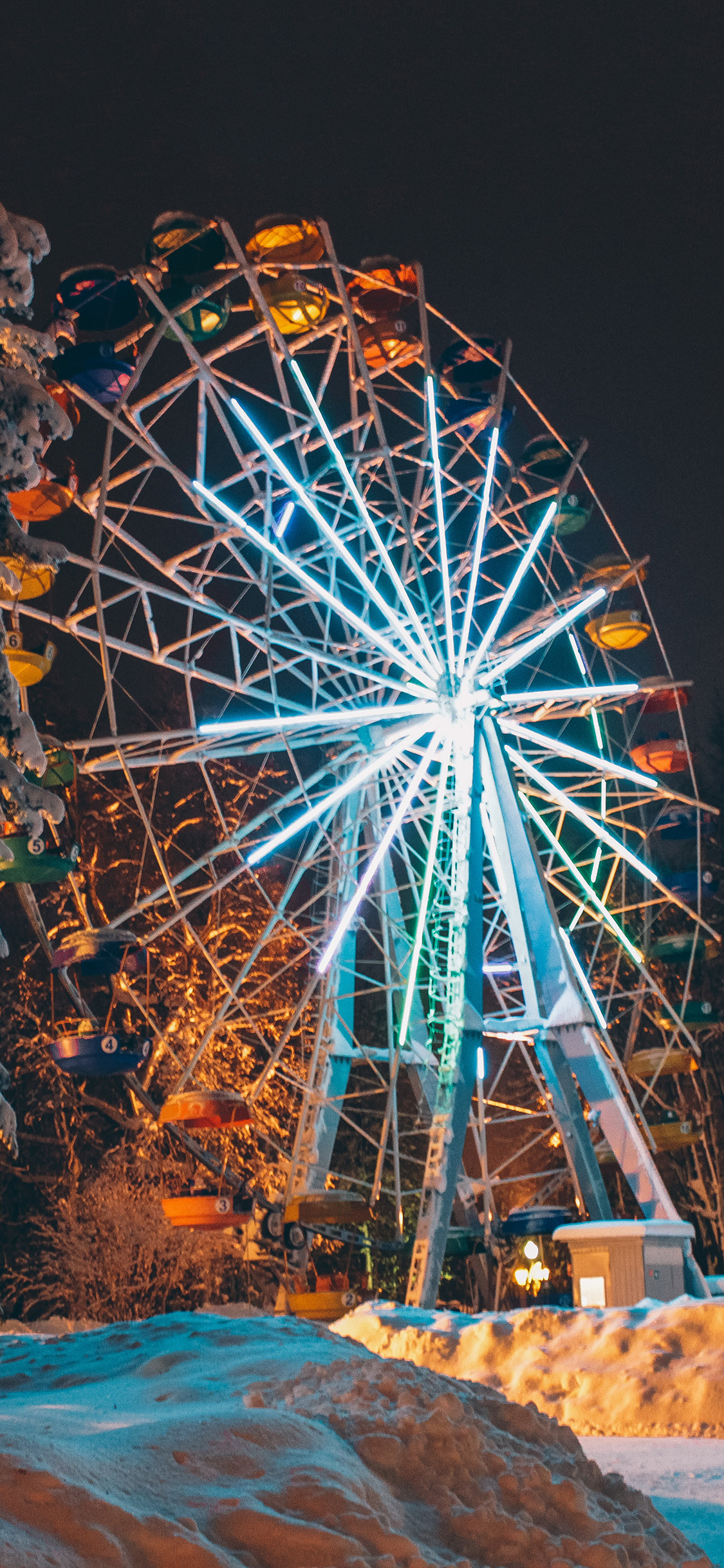 [2436×1125]雪地 游乐设施 摩天轮 旋转 苹果手机壁纸图片