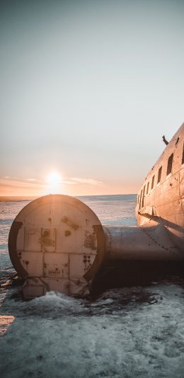 [2436x1125]雪地 阳光 飞机 残骸 苹果手机壁纸图片