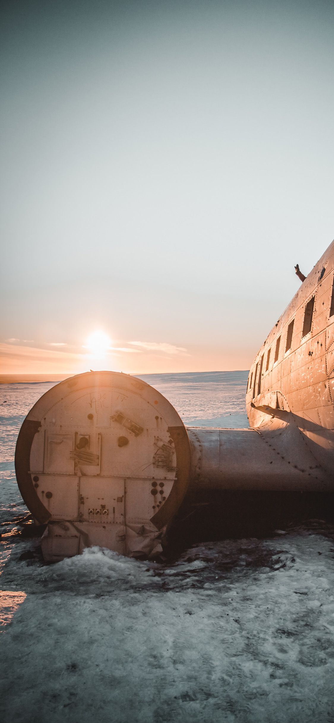 [2436×1125]雪地 阳光 飞机 残骸 苹果手机壁纸图片