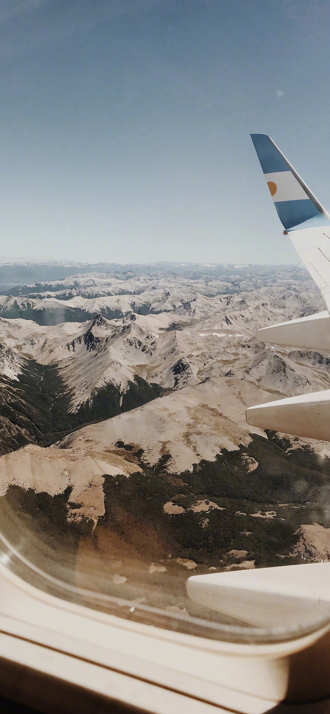 [2436×1125]雪山 山脉 飞机 窗户 航拍 苹果手机壁纸图片