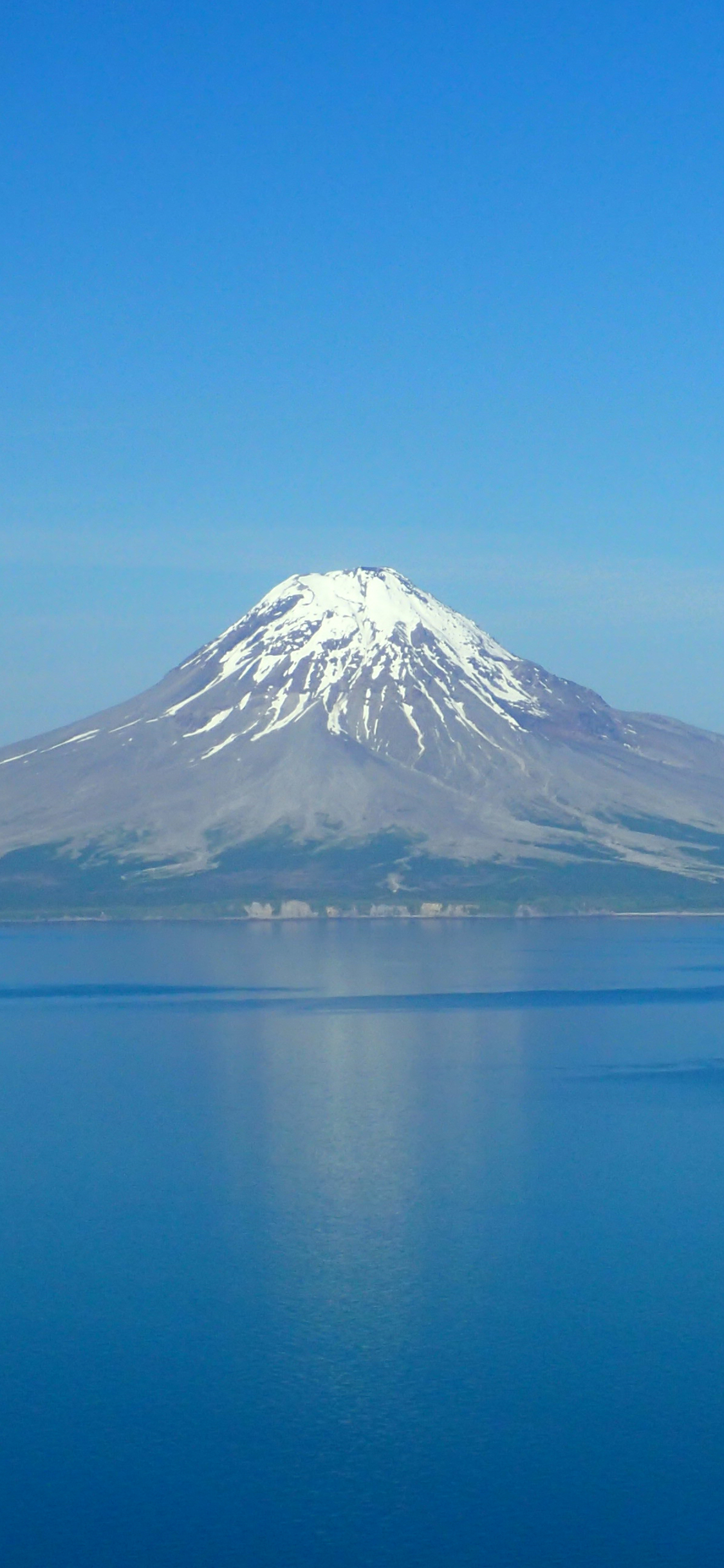 [2436×1125]雪山 积雪 海面 蓝色 苹果手机壁纸图片