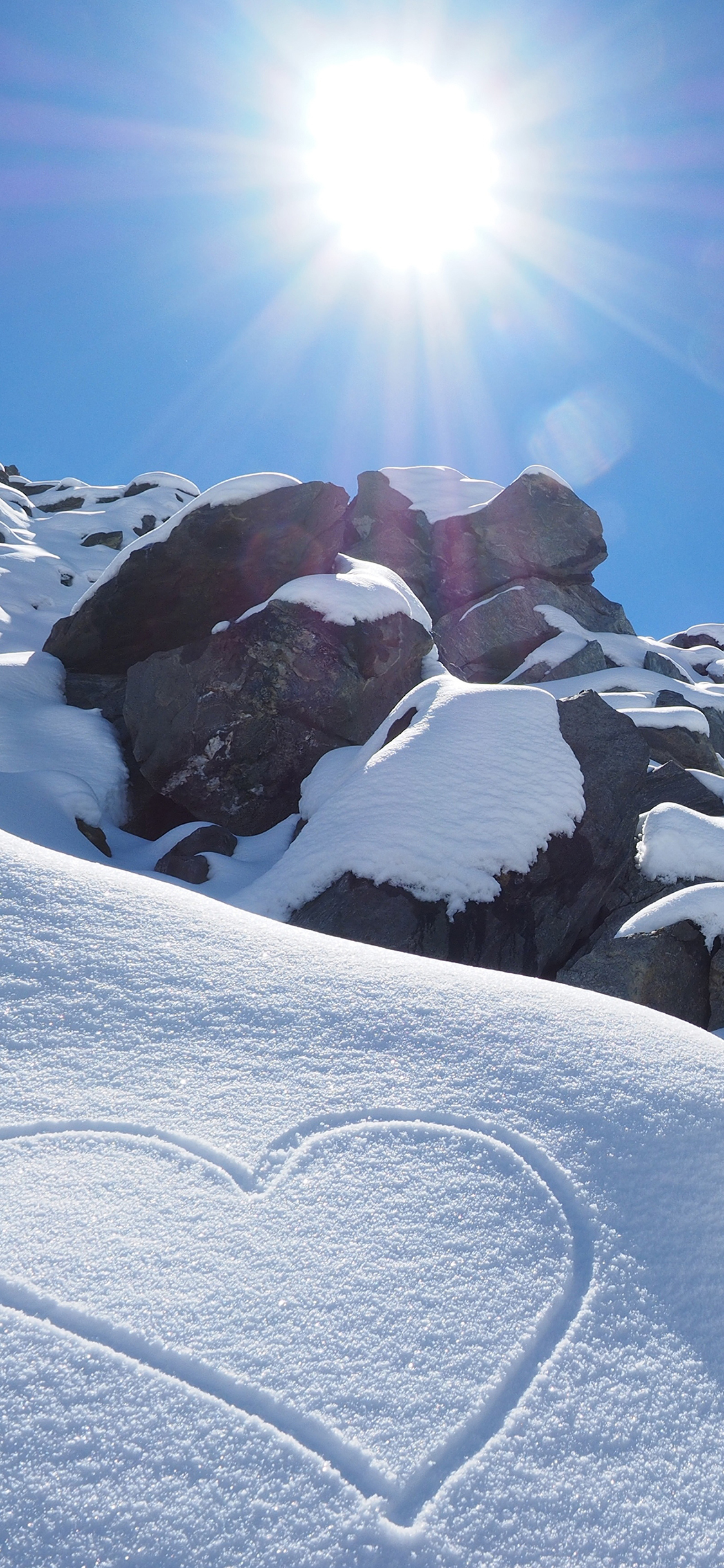 [2436×1125]雪山 积雪 阳光 爱心 蓝天 苹果手机壁纸图片