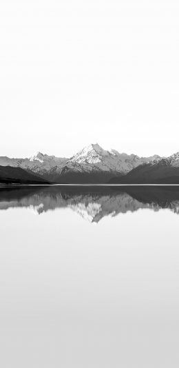 [2436x1125]雪山 黑白 对称 倒影 湖水 苹果手机壁纸图片
