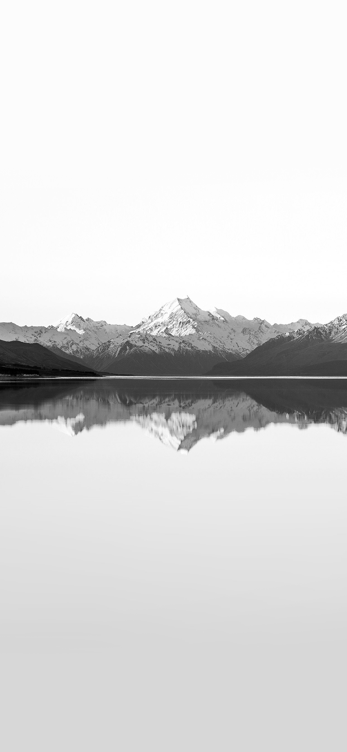 [2436×1125]雪山 黑白 对称 倒影 湖水 苹果手机壁纸图片